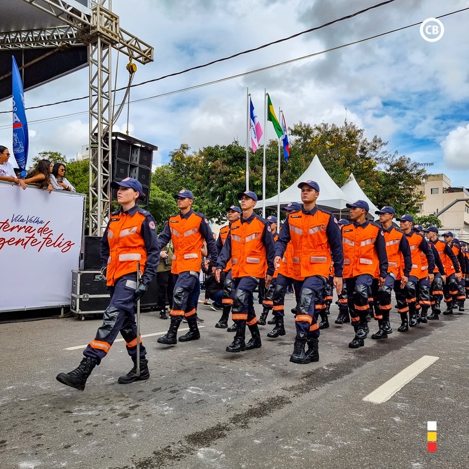 Bombeiros participam de desfile em comemoração à Colonização do Solo