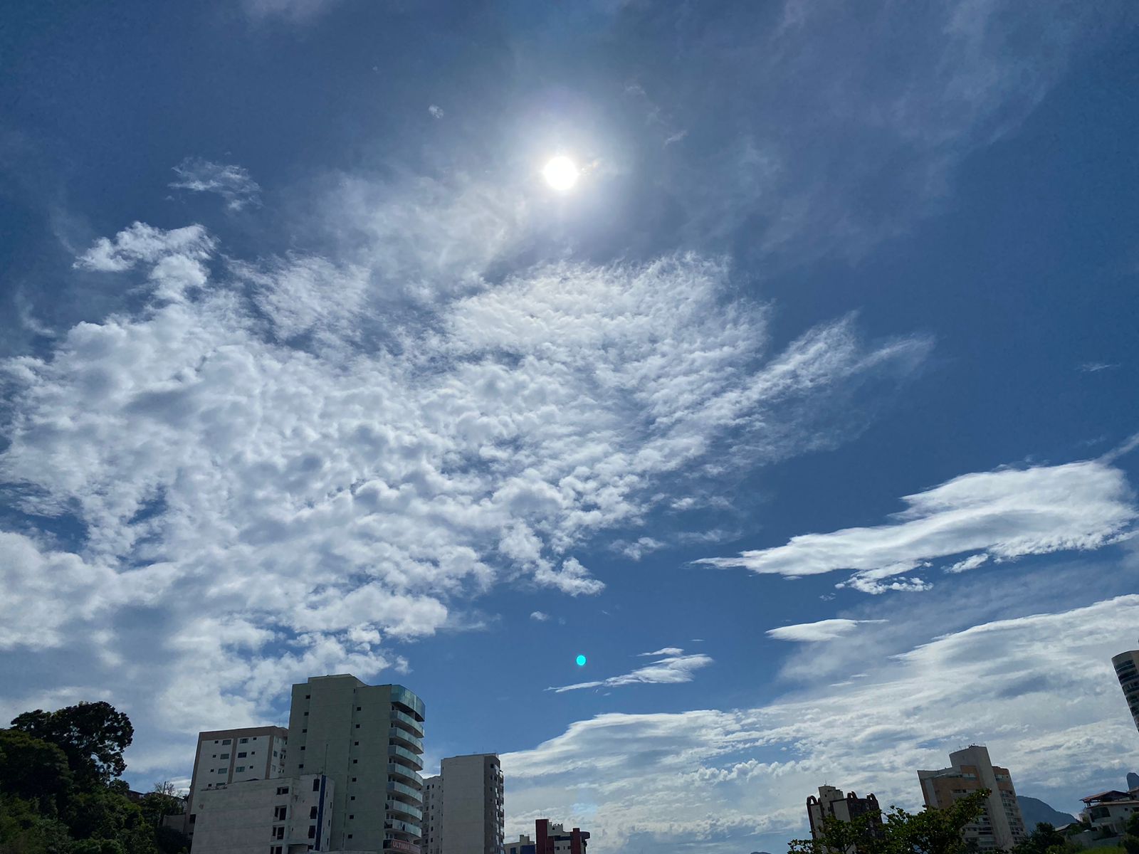 Sol entre nuvens e pancadas de chuva Confira a previsão do tempo