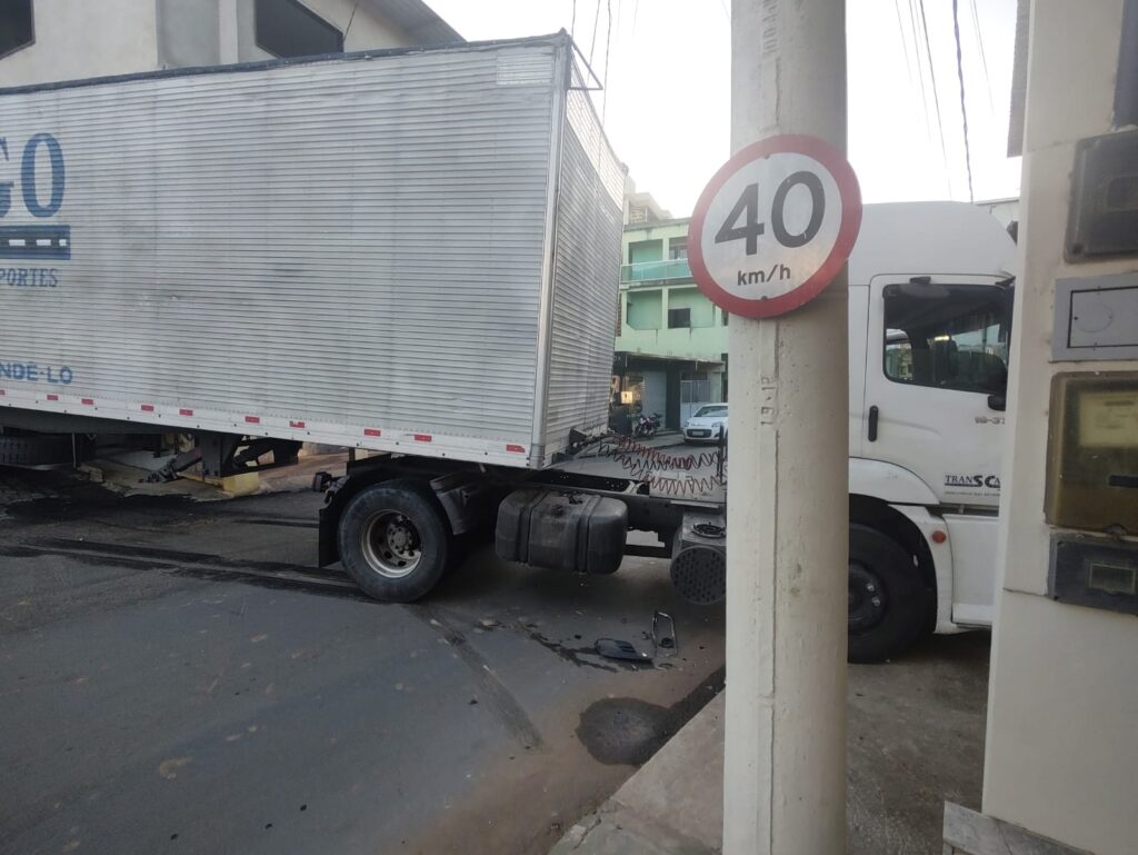 Carreta Atinge Casa E Carro Ap S Descer Ladeira Desgovernada Em Kennedy