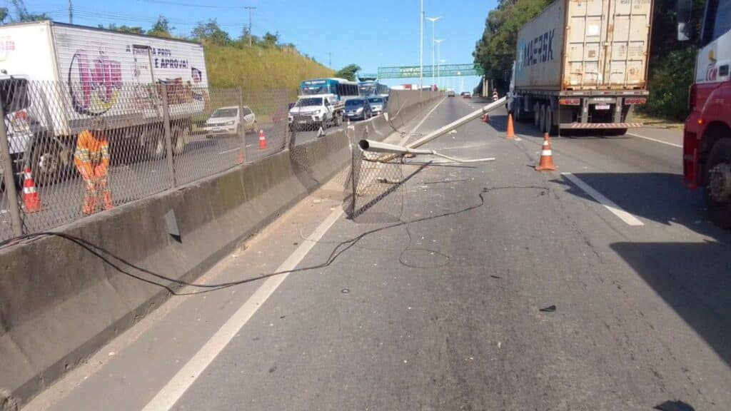 Motorista perde o controle de caminhão e bate contra mureta no ES