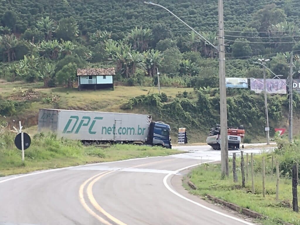 Batida Entre Carretas Causa Explos O E Deixa Pessoas Feridas Em Ibatiba