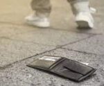 Homem encontra cheque de R$ 26 milhões na rua, devolve e recebe doce como recompensa