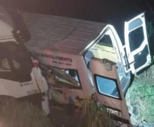 Acidente com van que levava pacientes e caminhão deixa 12 mortos