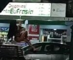 Mulher viraliza tomando banho de lingerie em chafariz de Mimoso do Sul