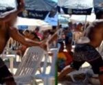 Cenas fortes: pai espanca filhas em praia de Salvador e causa revolta