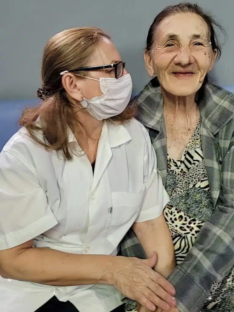 Moradoras do Lar de Idosos João XXIII recebem dia de beleza