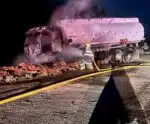 Caminhão-tanque com combustível pega fogo na BR 482 em Dores do Rio Preto