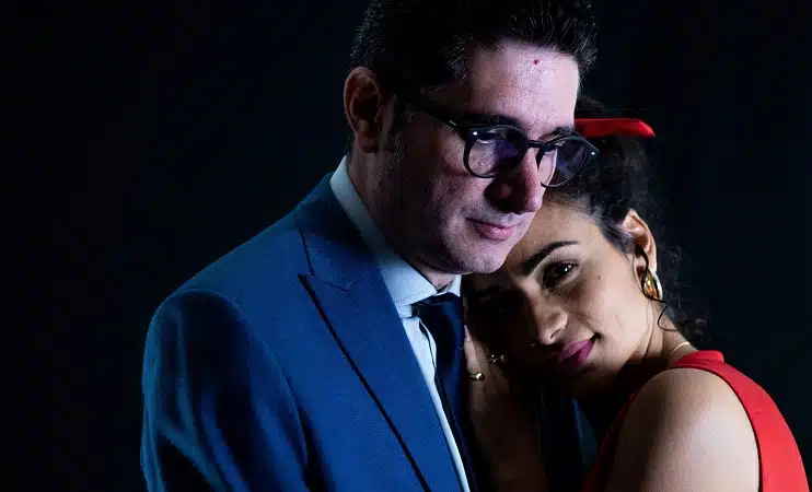 Foto mostra os dois atores da peça A sós abraçados em cena do espetáculo que estreia neste sábado