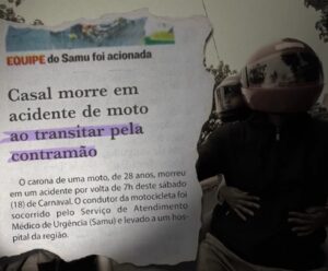 Detran|ES alerta para aumento de mortes no trânsito envolvendo motocicletas Casal em uma moto com uma notícia de acidente ao lado, explicando os motivos