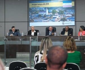 Foto mostra mesa principal de audiência da Ales na Câmara de Guaçuí sobre aumento dos crimes contra o patrimônio na região