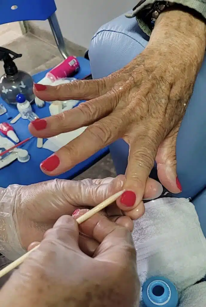 Moradoras do Lar de Idosos João XXIII recebem dia de beleza