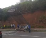 Caminhão cai de barranco às margens de rodovia no ES; veja o vídeo