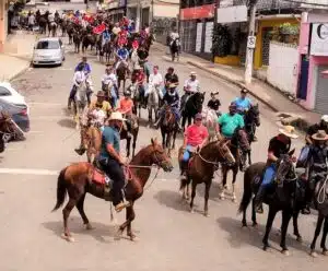 3ª Cavalgada do Lar dos Velhinhos mobiliza Iúna e região Foto de cavaleiros nas ruas no centro da cidade de Iúna durante Cavalgada do Lar dos Velhinhos