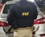 PRF recupera carro roubado após condutor tentar fugir em alta velocidade