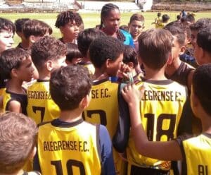 Foto mostra a ex-jogadora Formiga conversando com meninos do Projeto Social do Alegrense Futebol Clube