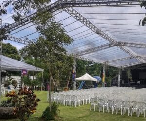 Foto mostra que está tudo pronto para começar o Guaçuí Jazz & Blues Festival mostrando a tenda principal cristalina e restante da estrutura