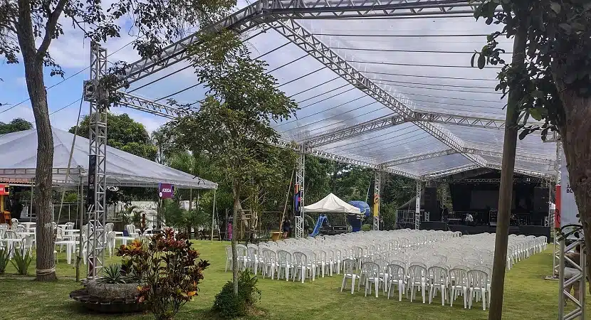 Foto mostra que está tudo pronto para começar o Guaçuí Jazz & Blues Festival mostrando a tenda principal cristalina e restante da estrutura