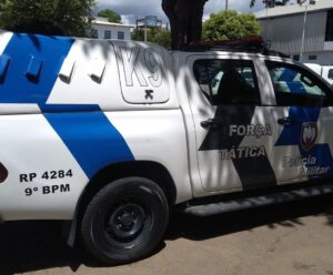 Motociclista fica preso embaixo de caminhão após batida em Anchieta Viatura PM