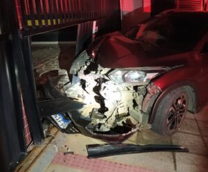 Bêbado e com carro roubado em Cachoeiro, homem tenta fugir da PRF e sofre acidente motorista bêbado com carro roubado