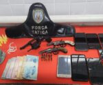 Suspeitos de tráfico são detidos com armas e drogas em Itapemirim