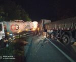 Acidente entre carretas fecha BR 101 por quatro horas em Itapemirim