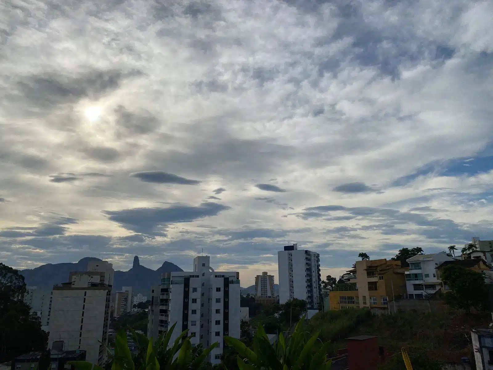 Céu encoberto por nuvens