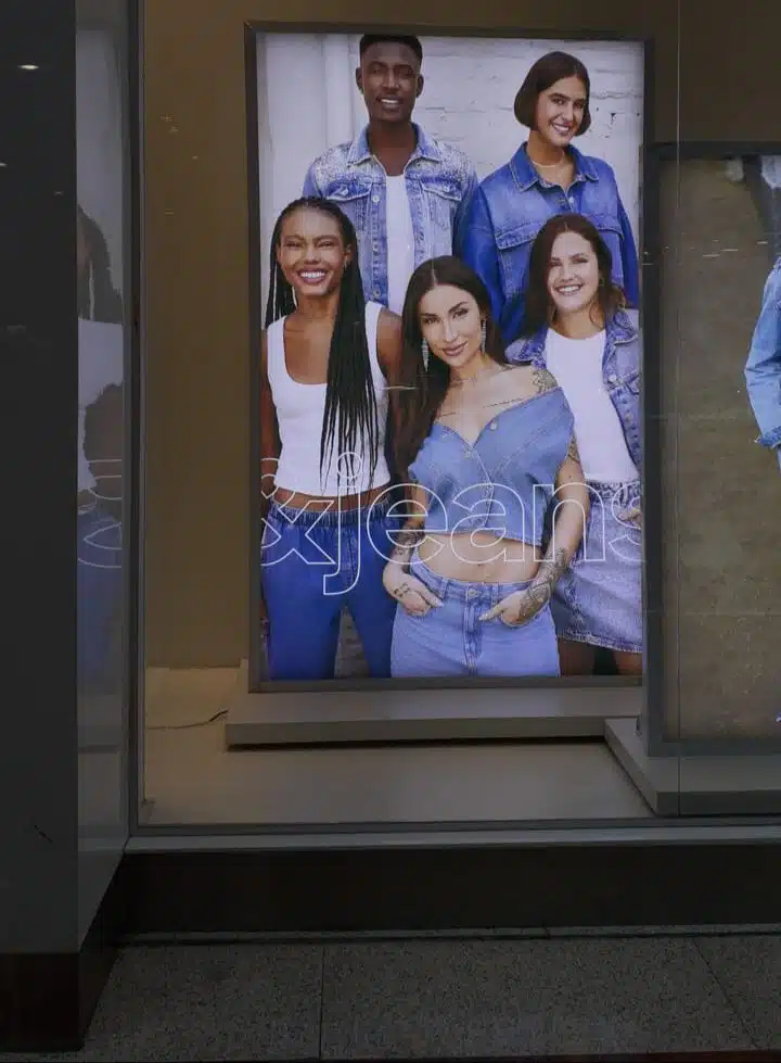 modelo Lays Tavares posa ao lado de modelos e ao lado de Boca Rosa