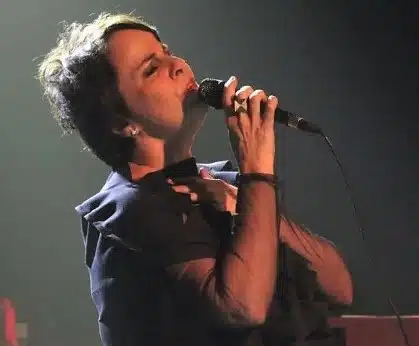 Leila Pinheiro cantando em um dos seus shows