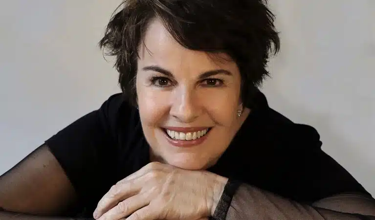 Foto de Leila Pinheiro sorrindo que vai fazer show no Guaçuí Jazz & Blues Festival