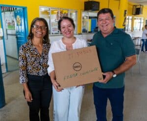 Professores da rede municipal de ensino em Marataízes recebem notebooks Marataízes Rede municipal de ensino