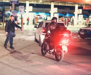 Operação conjunta apreende veículos, drogas e arma em Cachoeiro Policiais abordando veículos durante operação