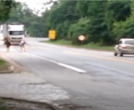 PRF flagra adolescentes se atirando em frente a caminhões em Cachoeiro; veja vídeo