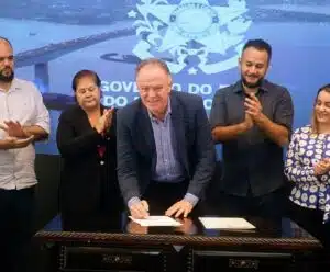 Governador do ES, Renato Casagrande, a primeira dama e secretários assinando o Programa Fundo a Fundo