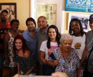 Turistas reunidos com o cover de Roberto Carlos na casa do Rei em Cachoeiro