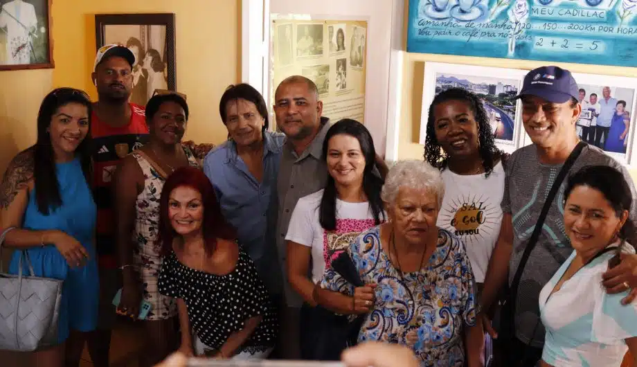 Turistas reunidos com o cover de Roberto Carlos na casa do Rei em Cachoeiro