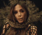 Anitta vai parar em terreiro de Candomblé e é flagrada lavando banheiro e varrendo o chão
