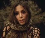 Anitta vai parar em terreiro de Candomblé e é flagrada lavando banheiro e varrendo o chão
