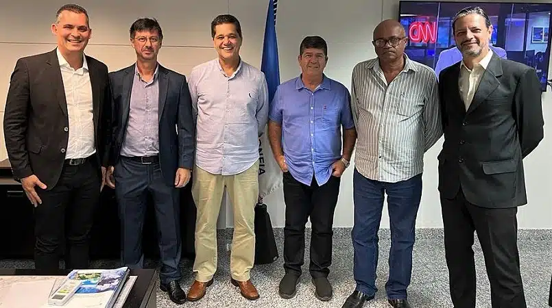 Foto mostra autoridades em reunião realizada em Vitória para tentar evitar fechamento da agência do INSS de Guaçuí