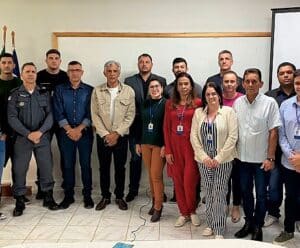 Muniz Freire e Calçado também tomam medidas para segurança nas escolas Foto mostra autoridades de Muniz Freire reunidas depois de discutirem sobre medidas para segurança nas escolas