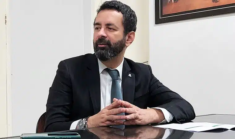 Foto do presidente do TCE-ES Rodrigo Chamoun durante entrevista ao portal Aqui Notícias
