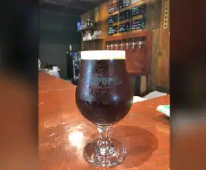 Da união de cervejeiros premiados nasce a Marienplatz, uma lager escura com personalidade Cerveja Marienplatz, uma Munich Dunkel escura e com personalidade.