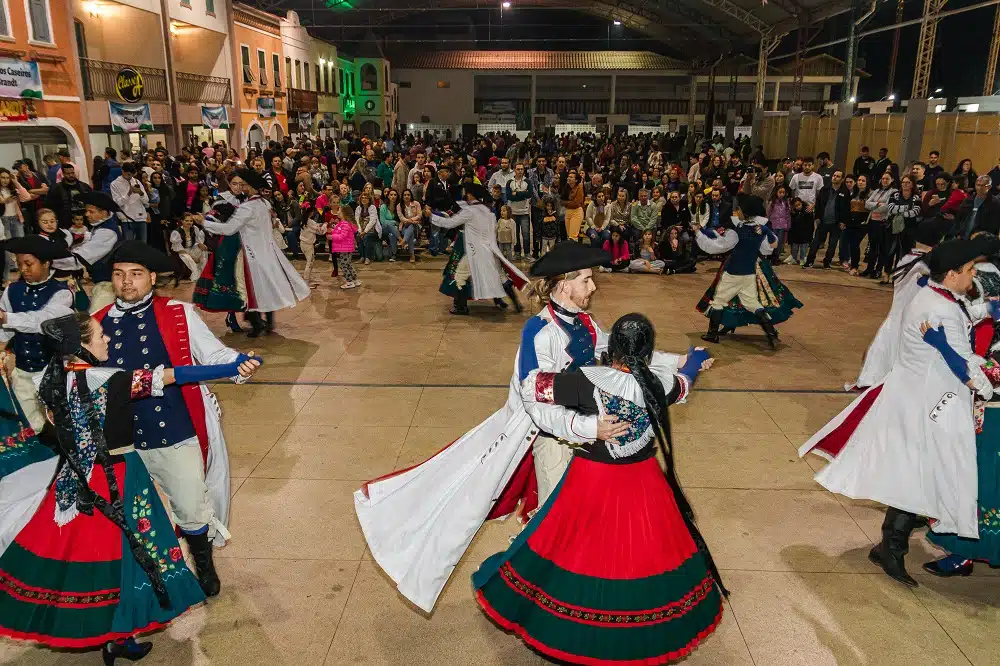Grupo de dança se apresentando para o público na RuralturES