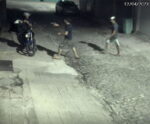 VÍDEO | Entregador de lanches é rendido e tem moto levada por assaltantes em Cachoeiro