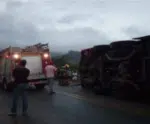 Acidente com ônibus universitário de Muniz Freire deixa dois mortos e dezenas de feridos