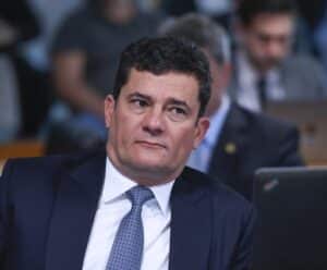 PGR pede prisão de Moro por fala sobre “comprar habeas corpus do Gilmar” Senador Sérgio Moro de terno escuro durante sessão no parlamento