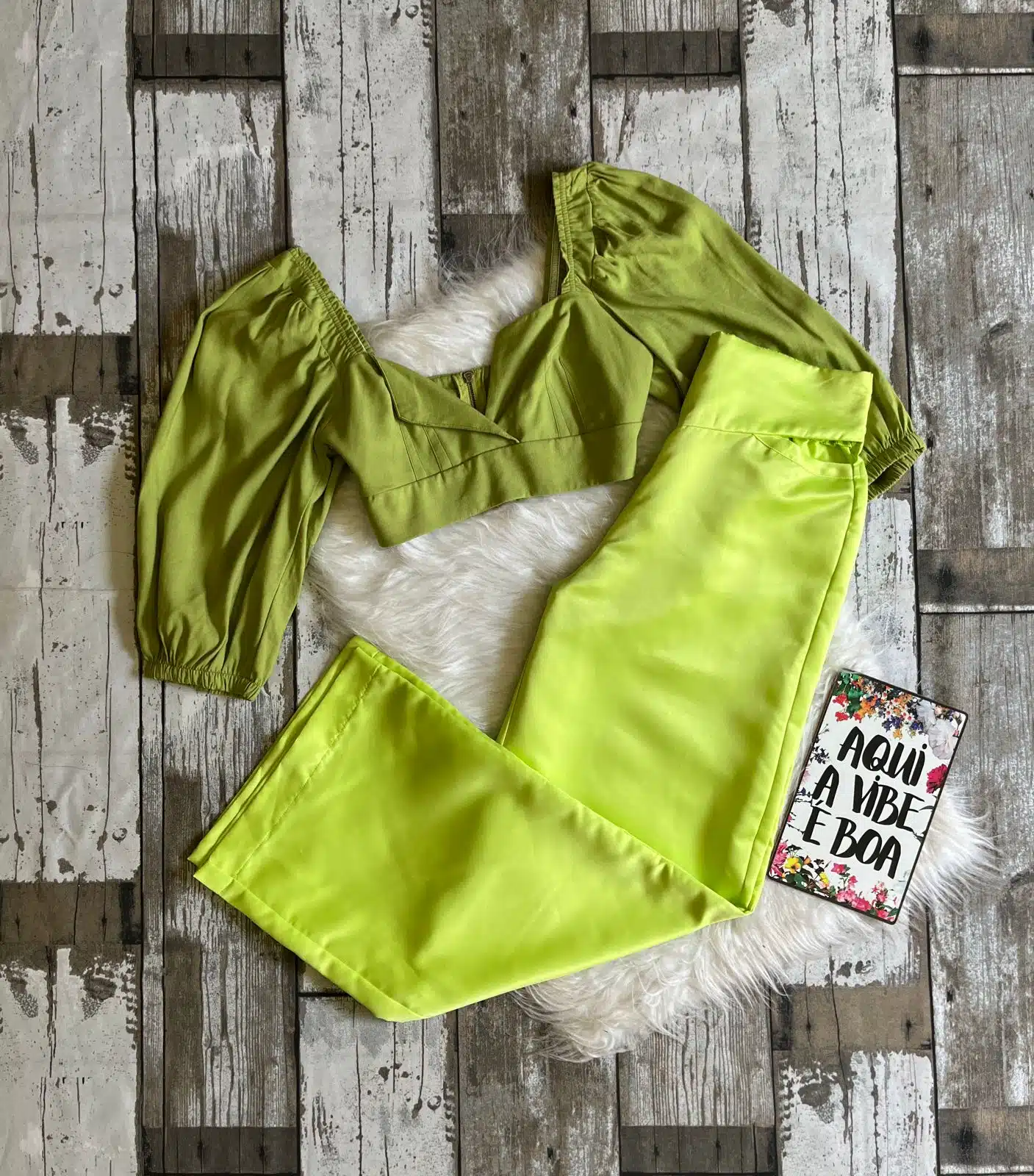 Cropped e calça, na cor verdade, que serão vendidos no brechó