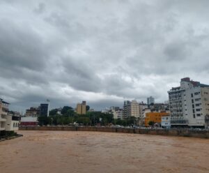 Chuva em Cachoeiro: Defesa Civil monitora o rio Itapemirim Rio Itapemirim e Avenida Beira Rio, em Cachoeiro de Itapemirim, com nuvens carregadas e previsão de chuva do Climatempo.