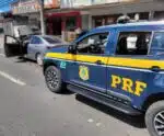 Homem recebe veículos roubados em negociação e são apreendidos pela PRF