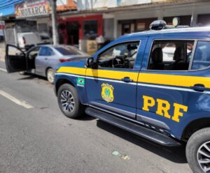 Homem recebe veículos roubados em negociação e são apreendidos pela PRF PRF
