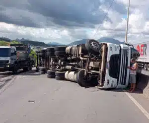 carreta tombada em rodovia no ES